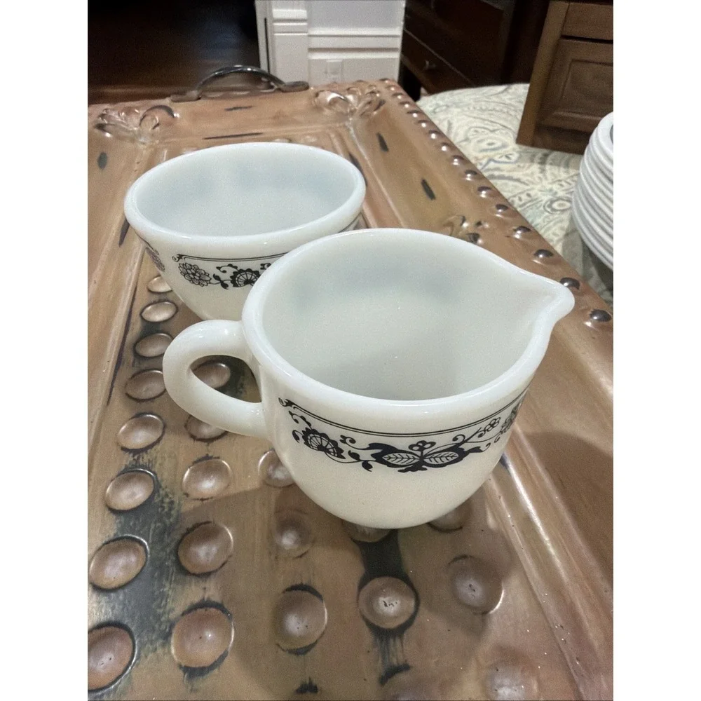 Vintage Pyrex Corelle OLD TOWN BLUE Creamer & Sugar Trademark Man Blue Onion
